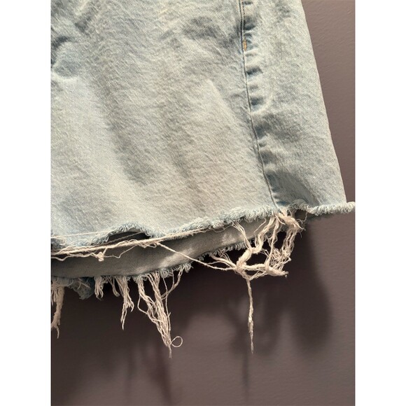 Universal Thread Denim Cut-Off Shorts Womens Size 12 Light Wash Distressed - Picture 2 of 11